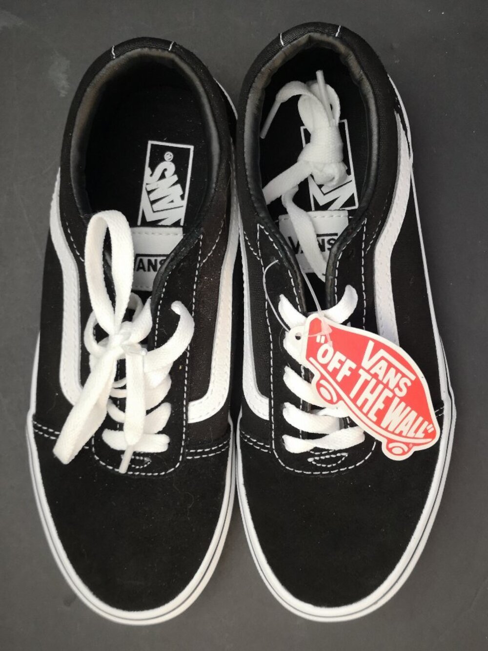 NIB Vans Junior Unisex Black & White Suede / Canvas Ward Low Top Sneakers.